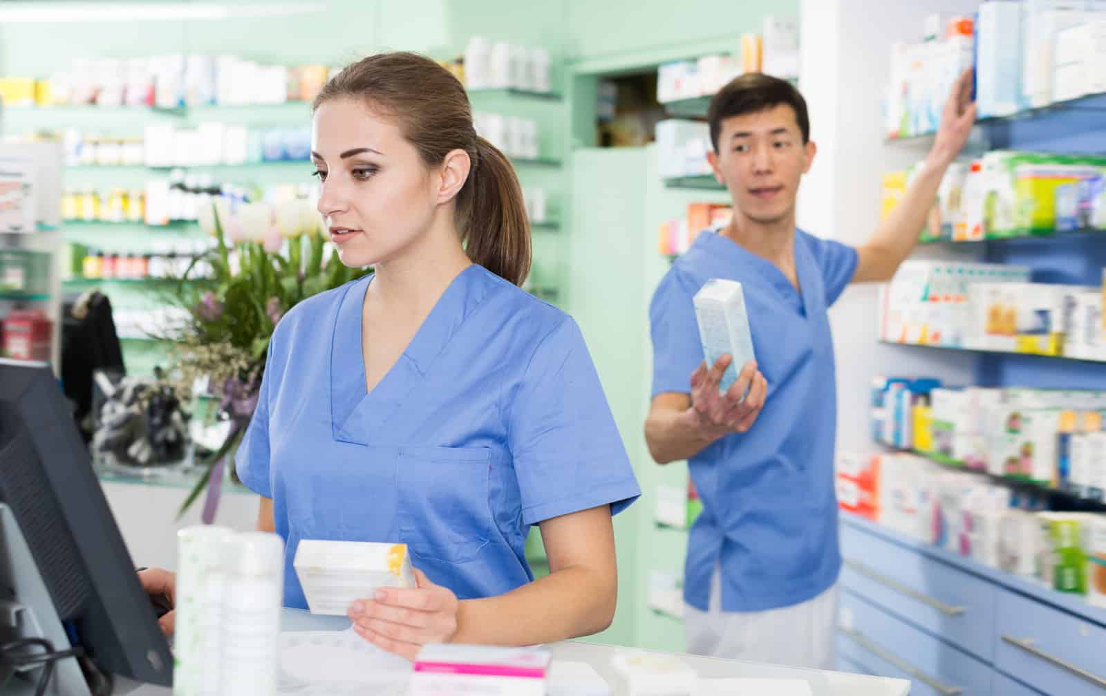 is-pharmacy-technician-a-good-career-choice-pros-cons-pharmacist